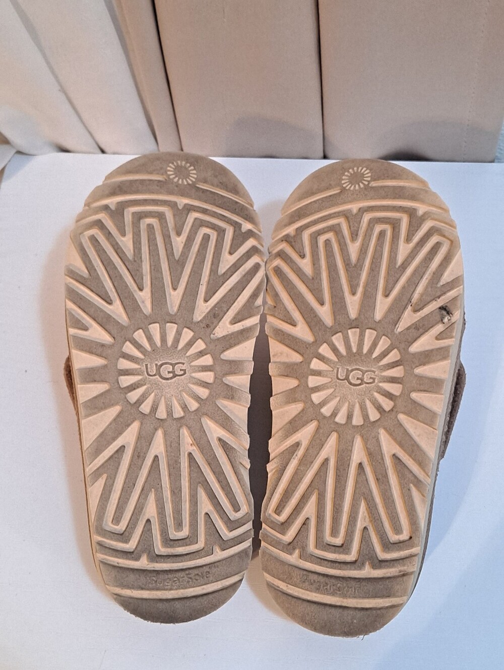 UGG Goldenstar Cross Slides - Picture 9 of 10